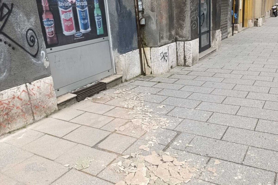 Obrušavanje fasade u Titovoj ulici (Foto: Čitatelj)