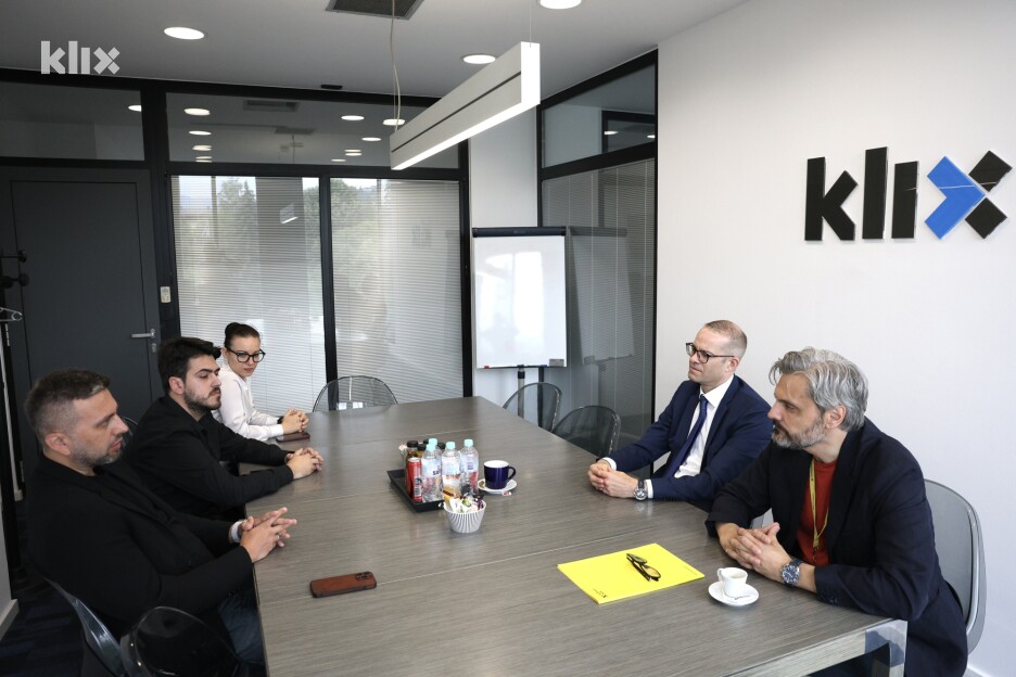 Posjeta redakciji Klix.ba bila je idealna prilika za razmjenu iskustava, razgovor o ulozi bankarstva, ali i medija u modernom društvu (Foto: S. S./Klix.ba)