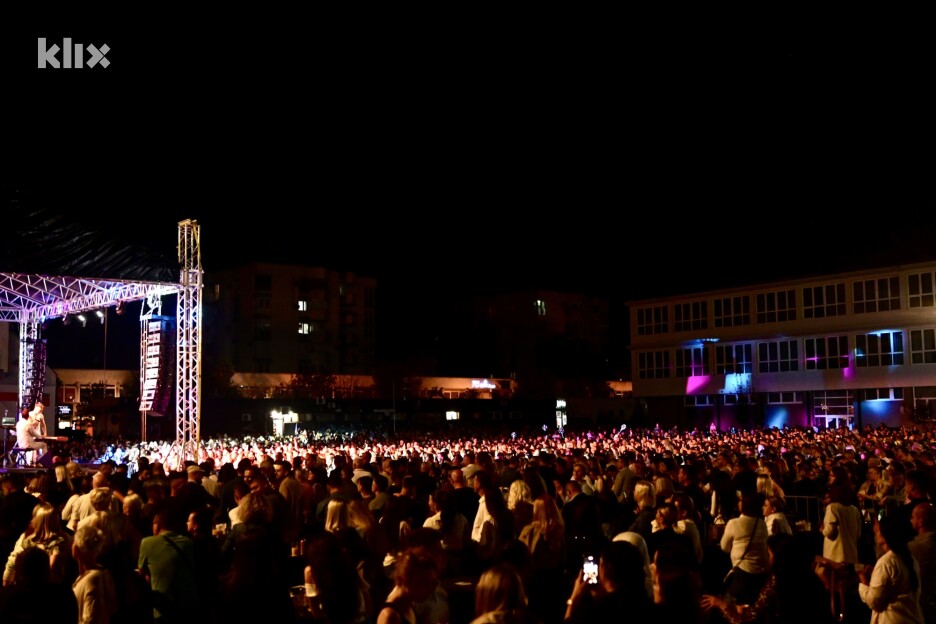 Trg na Ilidži bio je ispunjen do posljednjeg mjesta (Foto: V. D./Klix.ba)