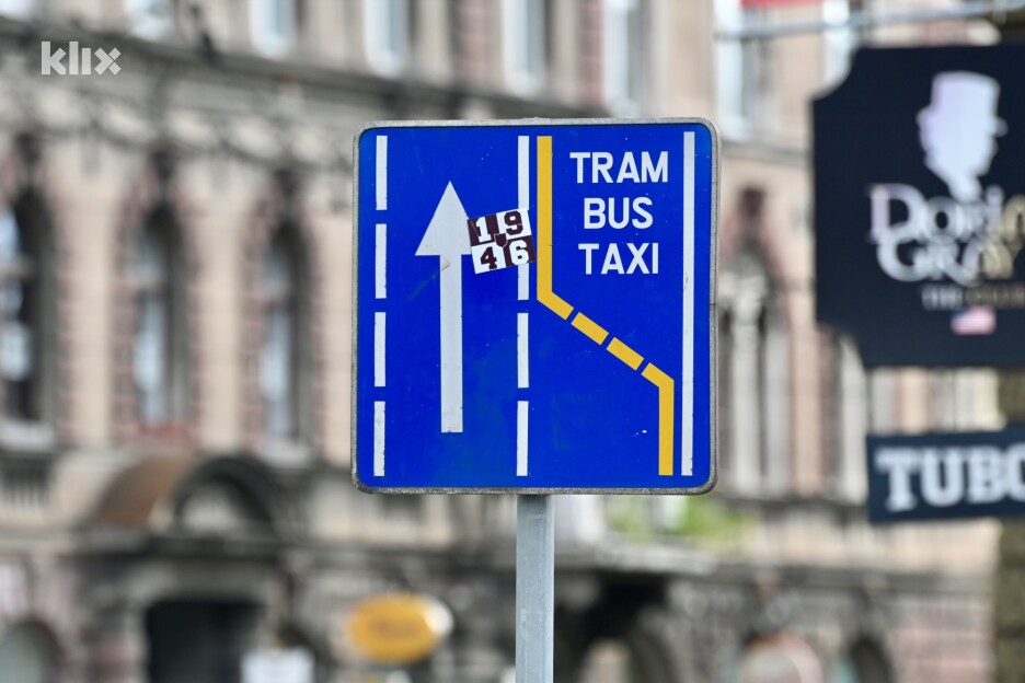 Ovo je znak na koji vozači trebaju obratiti pažnju jer govori o zabrani kretanja u žutoj traci (Foto: V. D./Klix.ba)