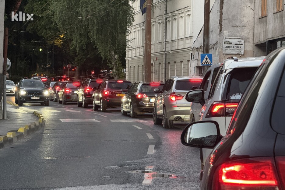 Velike gužve su se stvorile od Skenderije prema Trgu Austrije (Foto: I. Š./Klix.ba)