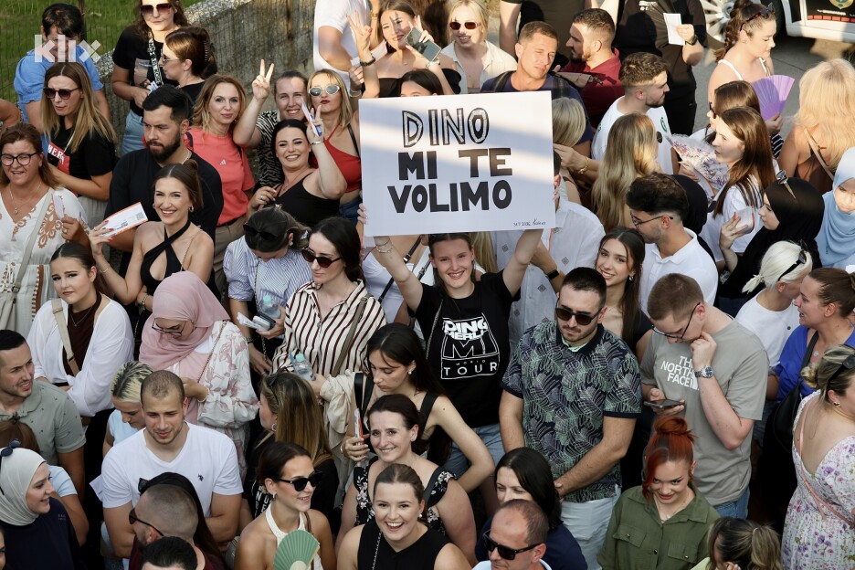 Mnogi fanovi nose transparente (Foto: I. Š./Klix.ba)