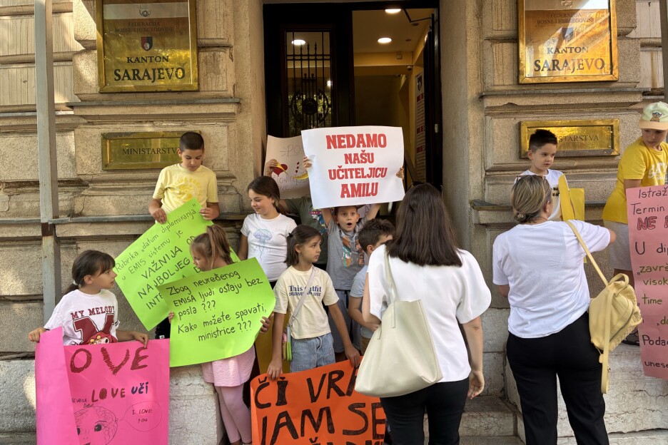 Protest roditelja i djece ispred zgrade Vlade Kantona Sarajevo