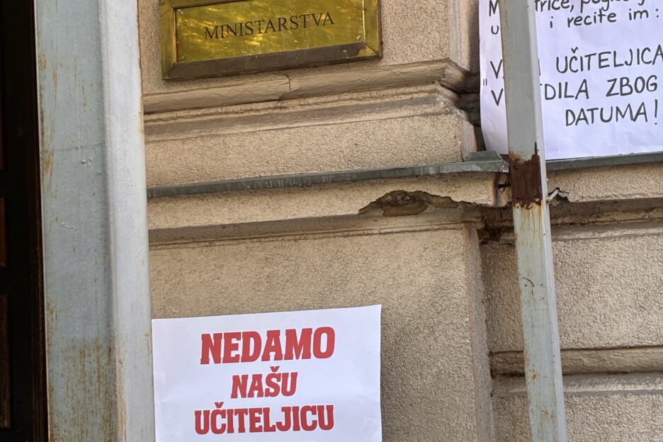 Protest roditelja i djece ispred zgrade Vlade Kantona Sarajevo