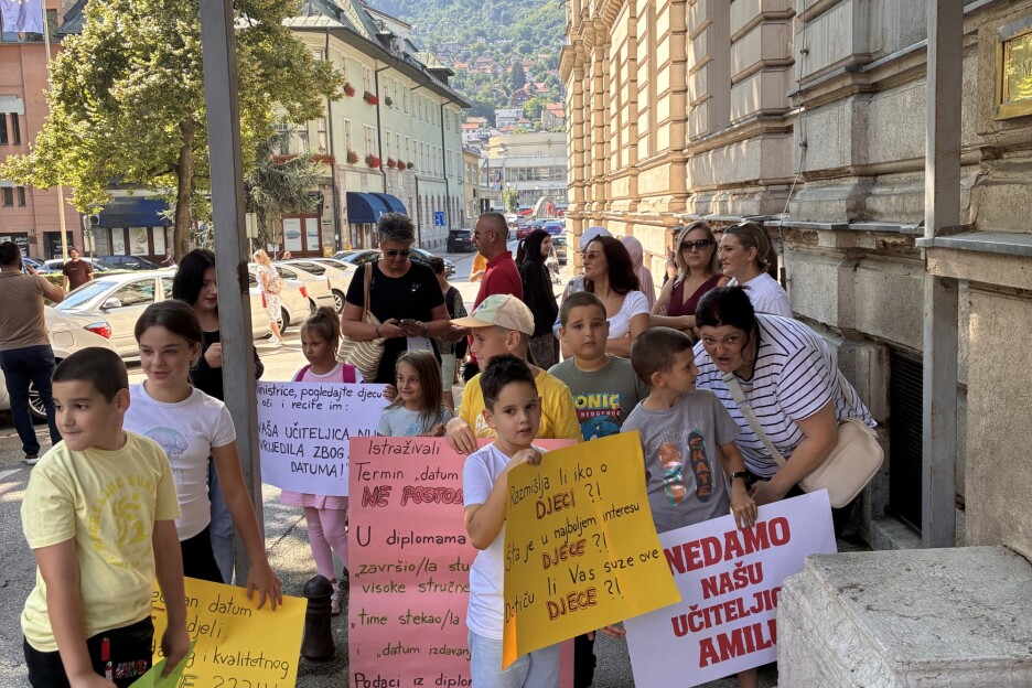 Protest roditelja i djece ispred zgrade Vlade Kantona Sarajevo