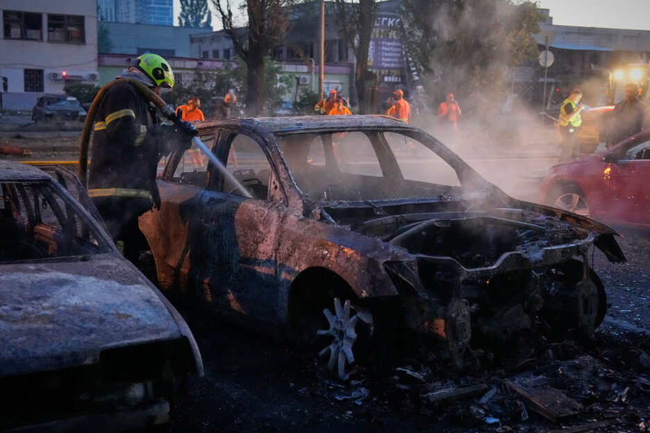 Vatrogasci gase požare nakon ruskog napada na Kijev (Foto: AP)