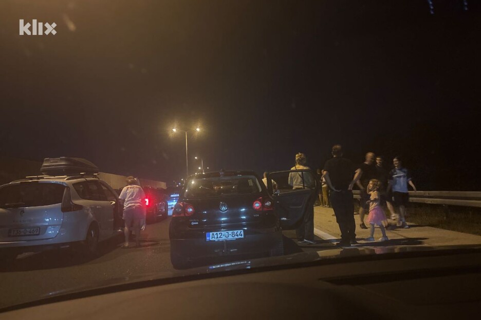 Nakon nesreće se formirala duga kolona vozila (Foto: Čitatelj)
