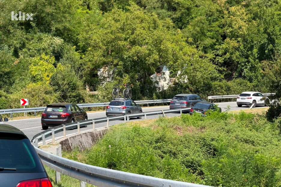Kolona vozila od Konjica prema Jablanici (Foto: Klix.ba)