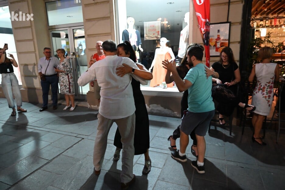 Prolaznici su se prepustili ritmu i zaplesali tango (Foto: T. S./Klix.ba)