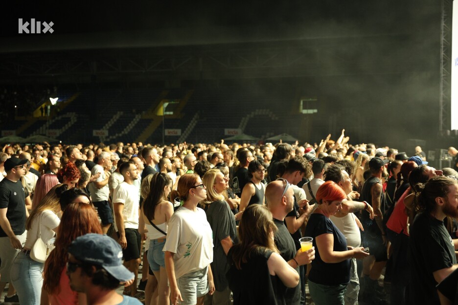 Mnogobrojna publika uživa u jedinstvenom muzičkom spektaklu (Foto: S. S./Klix.ba)