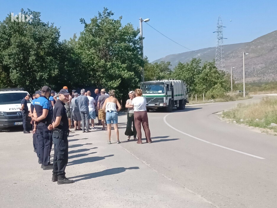 Građani i policija na lokaciji odlaganja otpada u Mostaru