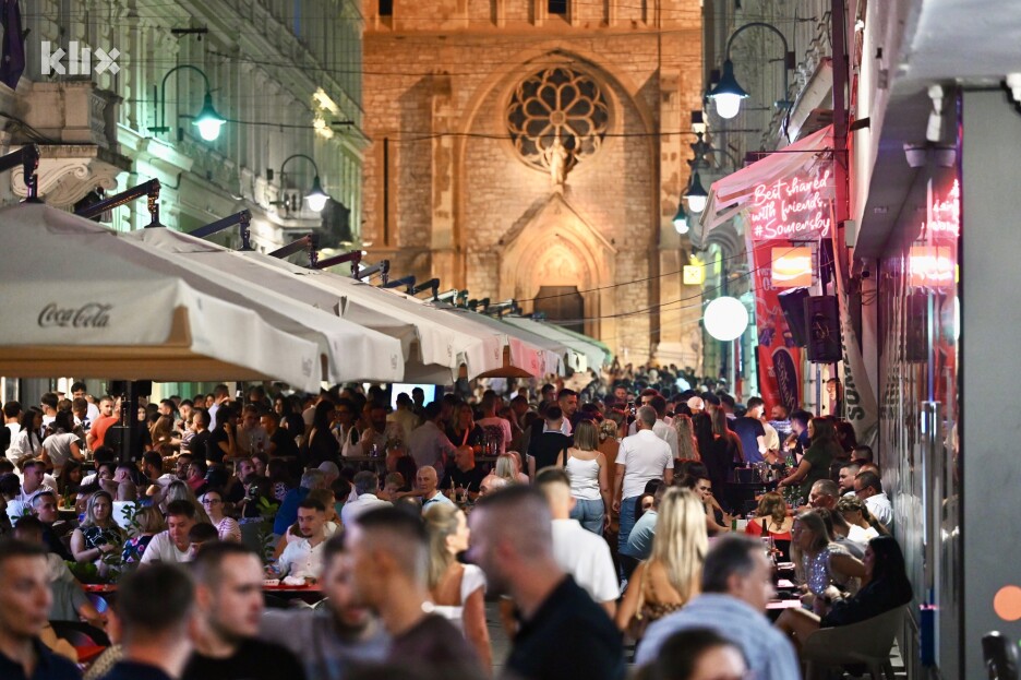 Terase kafića i restorana su većinom ispunjene do posljednje mjesta (Foto: T. S./Klix.ba)
