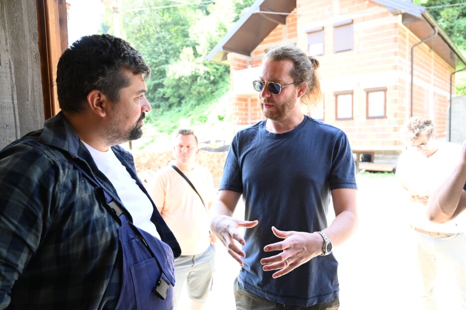 Brent Butler osim na ovom filmu radio je I na filmovima iz Netflixove produkcije