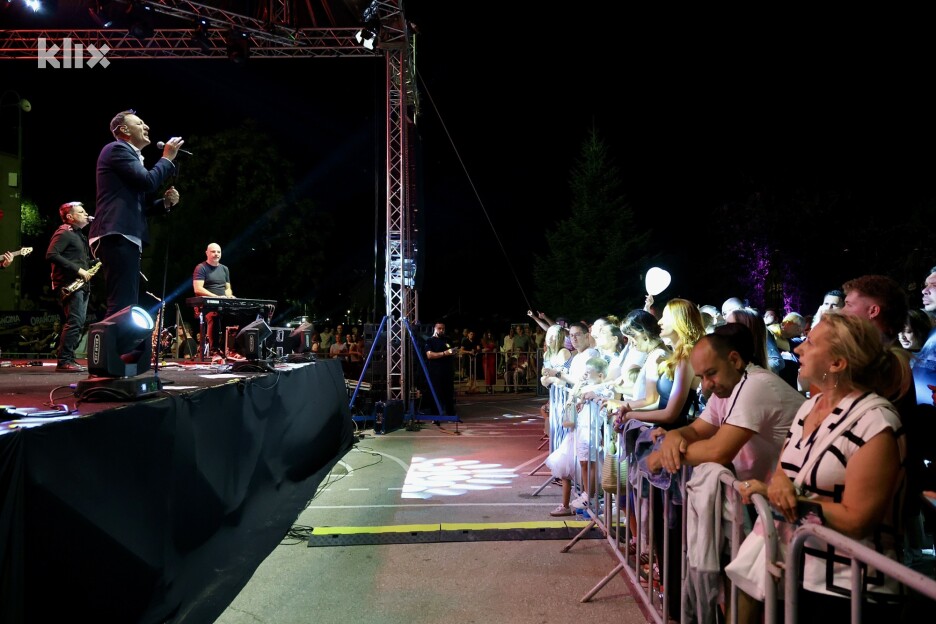 Publika je uglas pjevala najveće hitove crnogorskog pjevača (Foto: I. Š./Klix.ba)