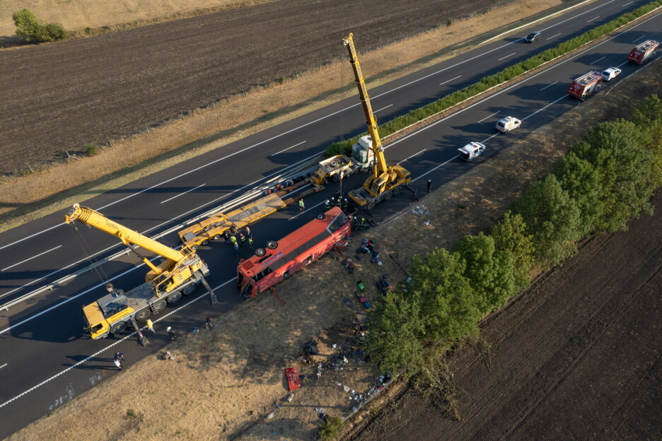 Autobus je sletio u kanal i prevrnuo se rano u nedjelju u blizini grada Mezokeresztesa u istočnoj Mađarskoj (Foto: EPA-EFE)
