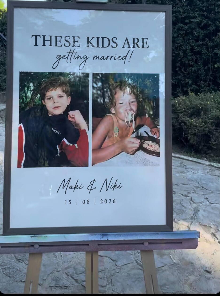 Na plakatu su bile njihove fotografije iz djetinjstva (Screenshot: Facebook/vujicnikolina)