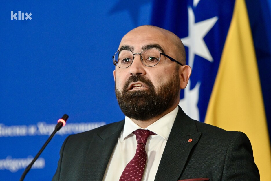 Muhamed Hasanović je najavio krivičnu prijavu protiv Srđana Amidžića ukoliko on ne pojasni kako je isplatio plate razriješenim članovima Komisije za očuvanje nacionalnih spomenika BiH (Foto: V. D./Klix.ba)