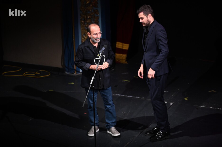 Počasno Srce Sarajeva Farhadiju je uručio direktor Sarajevo Film Festivala Jovan Marjanović (Foto: T. S./Klix.ba)
