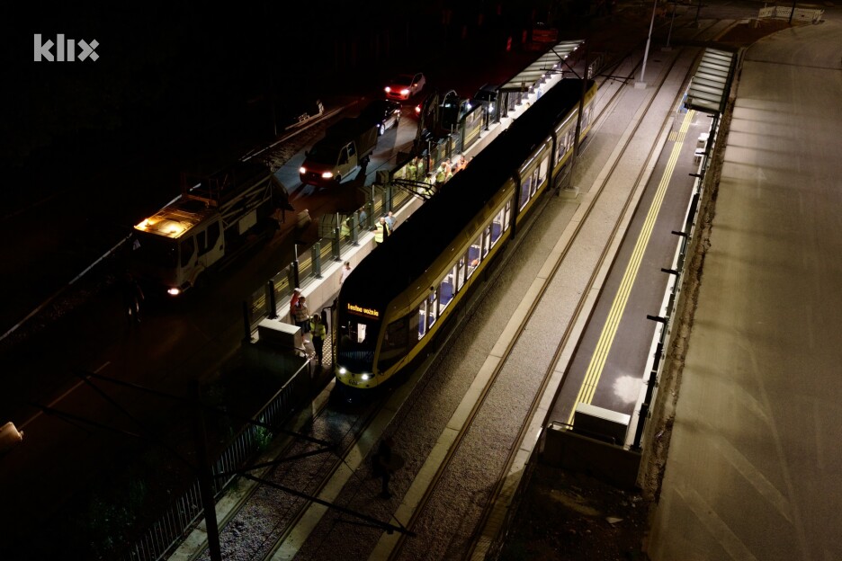 Tramvaj na stajalištu u Hrasnici (Foto: D. S./Klix.ba)