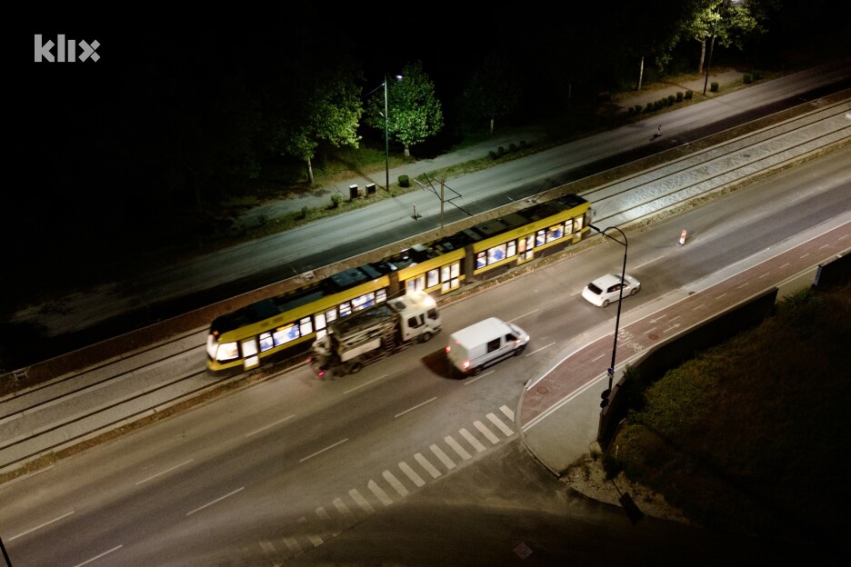 Vožnja je bila pod nadzorom predstavnika Ministarstva saobraćaja KS, GRAS-a i izvođača radova (Foto: D. S./Klix.ba)