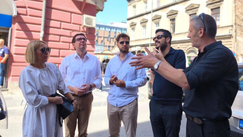 Potpisivanju ugovora prisustvovali su direktor Sarajevo Film Festivala Jovan Marjanović i administrativni direktor SFF-a Dževad Mujan