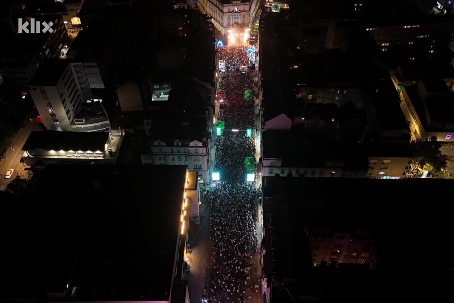 Sa balkona iznad Vječne vatre Solomun je još jednom pokazao zbog čega njegovi nastupi u Sarajevu imaju posebnu energiju (Foto: J. B./Klix.ba)