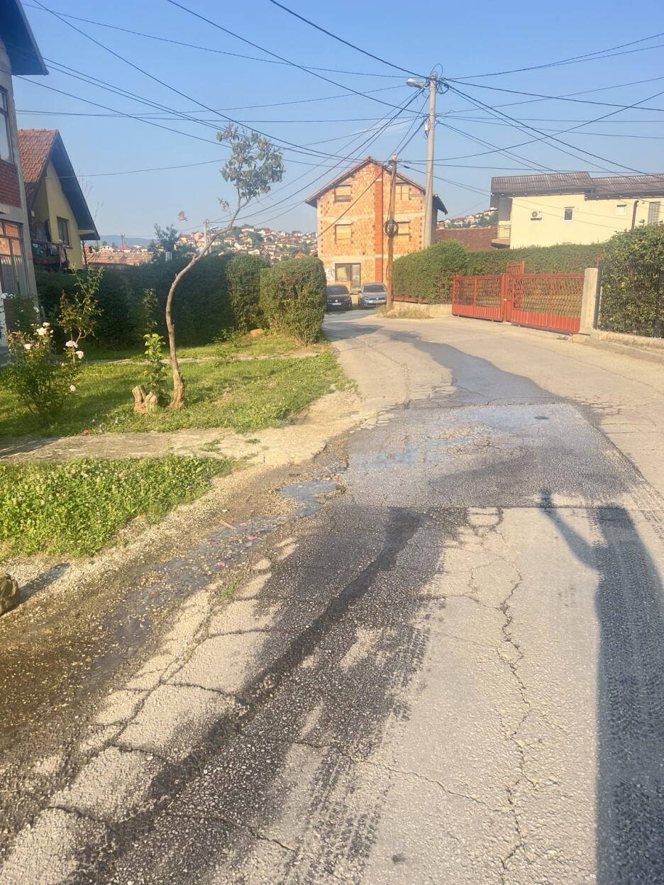 Voda danima teče niz sarajevske ulice zbog kvarova na cijevima