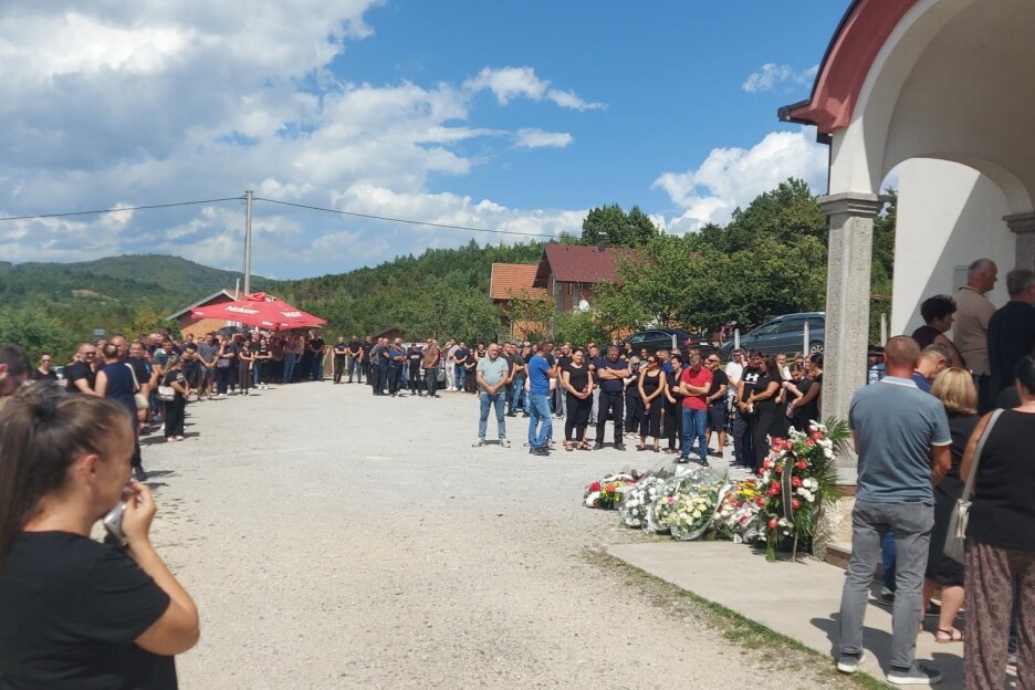 Veliki broj ljudi je došao na ispraćaj Dragani Antešević (Foto: Facebook)