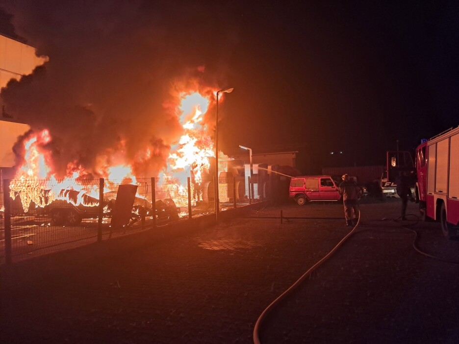 Požar u krugu firme u Vitezu koja proizvodi jahte i kamp prikolice (Foto: Tip.ba)