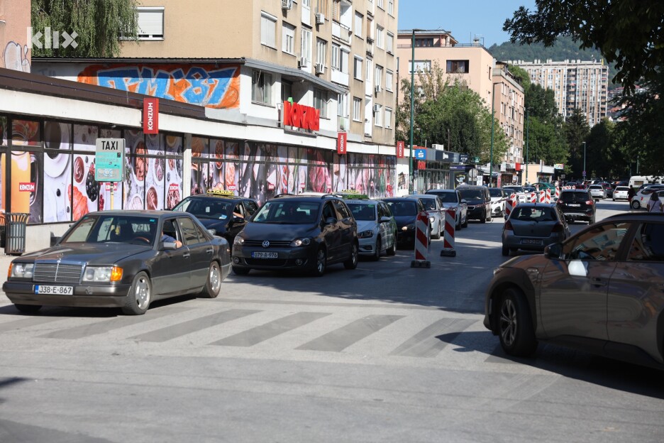 Građani se mole za strpljenje (Foto: S. S./Klix.ba)