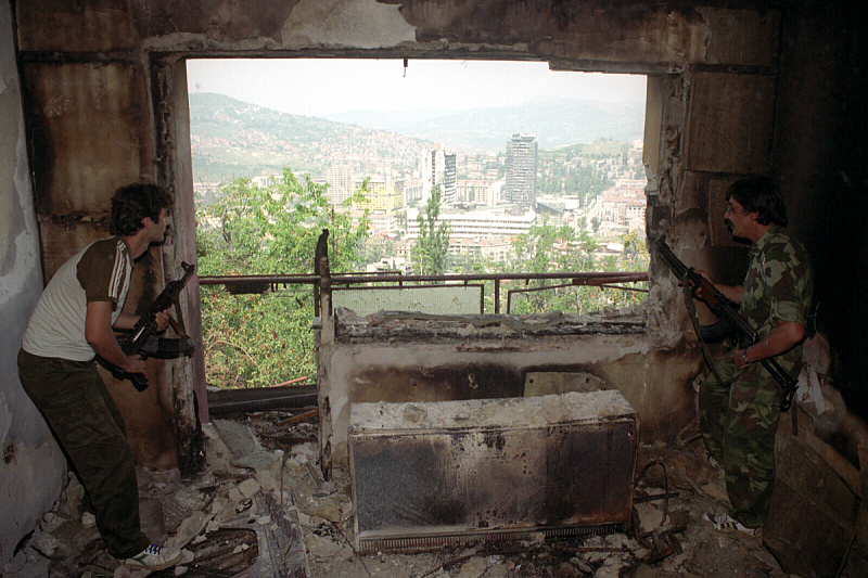 Srpski vojnici gledaju na Sarajevo u julu 1993. godine (Foto: EPA-EFE)