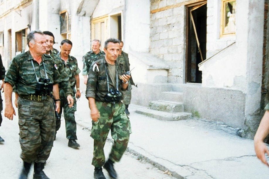 Ratko Mladić u Srebrenici 1995. (Foto: EPA-EFE)