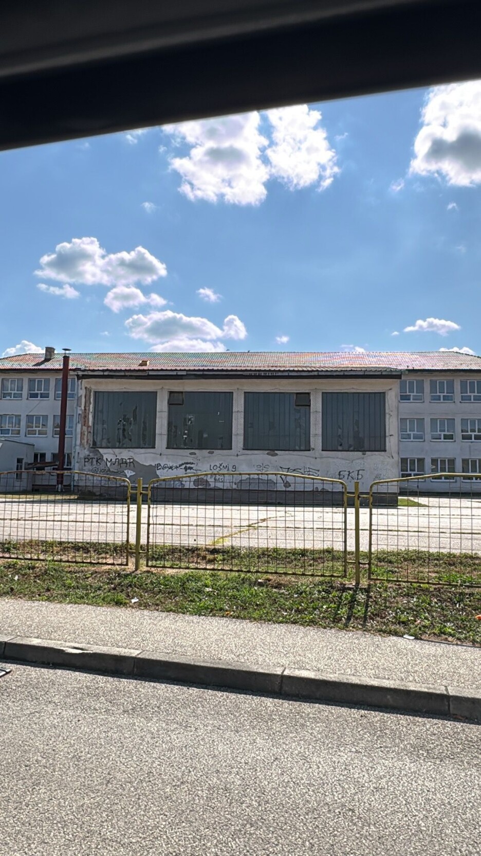 Sramotni natpisi na školi koji nisu uklonjeni iako je nastava počela