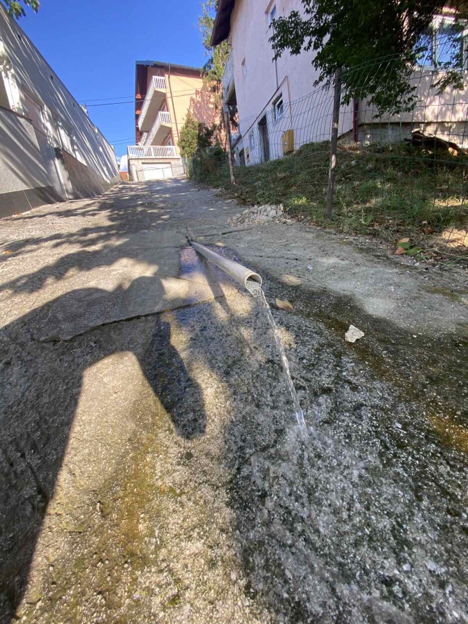 Voda curi i u ulici Saita Orahovca