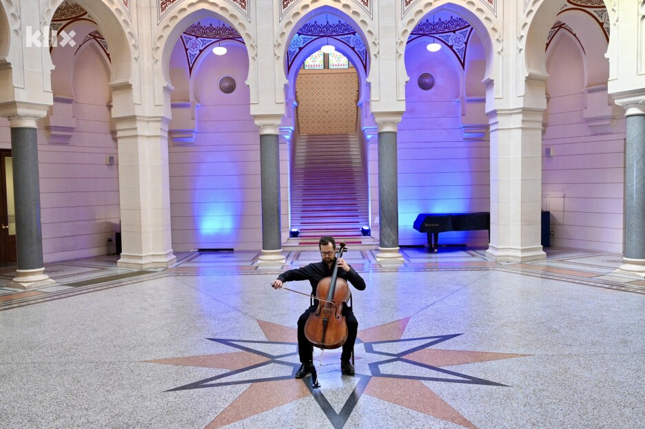 Ai performoi sipas modelit të violonçelistit Vedran Smailović (Foto: TS/Klix.ba)