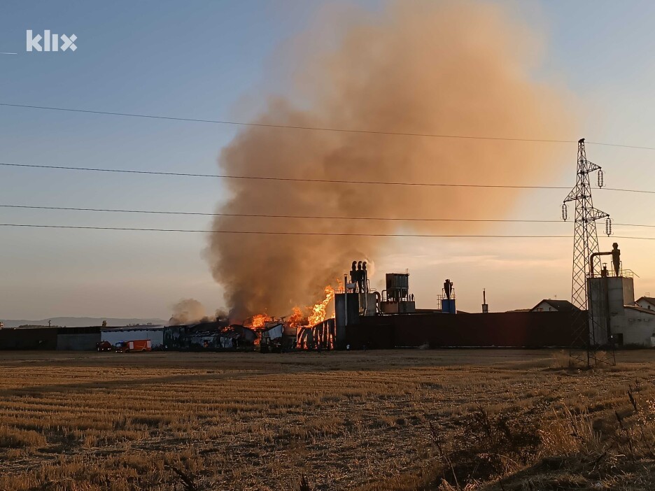 Požar u pilani kod Bijeljine (Foto: Klix.ba)