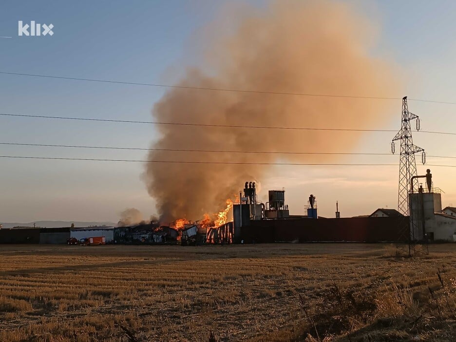 Požar u pilani kod Bijeljine (Foto: Klix.ba)