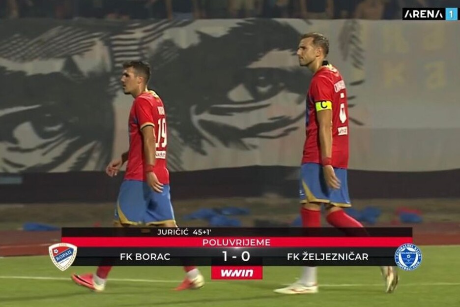 Trenutak kada igrači Borca napuštaju Gradski stadion, a u pozadini se vidi karakteristični lik Ratka Mladića (Foto: Screenshot/Arena Sport)