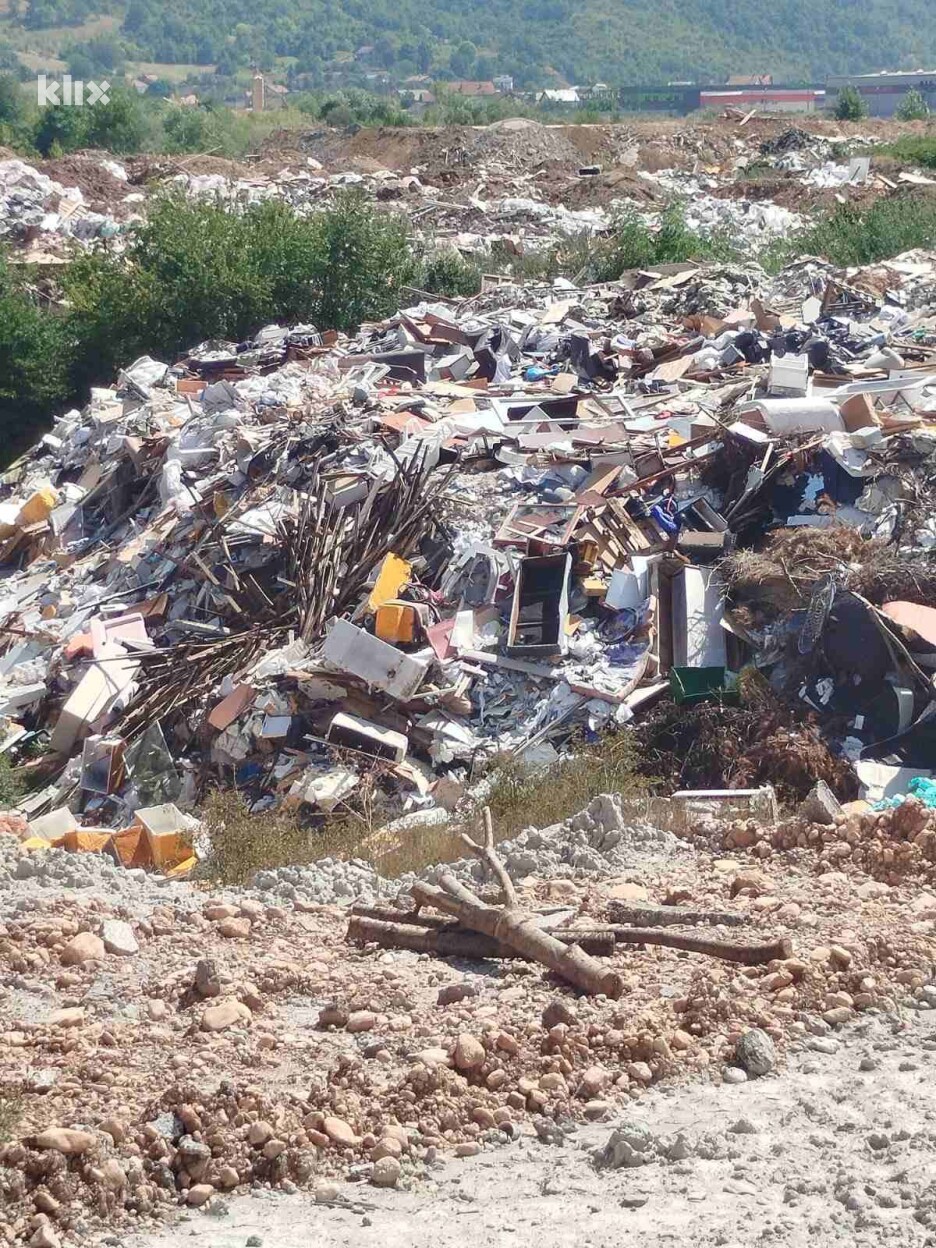 Ilegalna deponija u blizini mjesta požara u Hrasničkom polju (Foto: S. S./Klix.ba)
