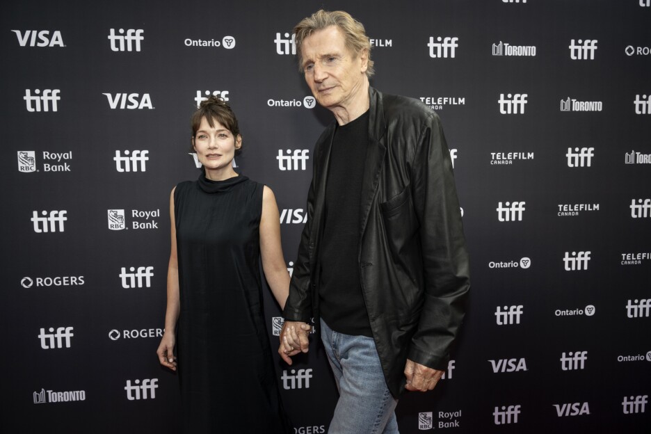 Stella Stocker i Liam Neeson na crvenom tepihu u Torontu (Foto: EPA-EFE)
