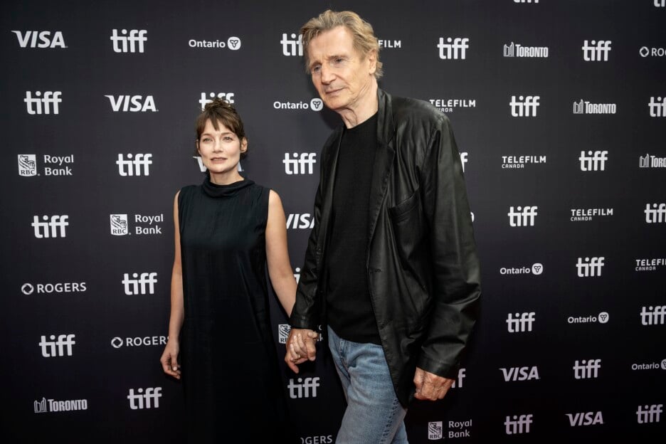 Stella Stocker i Liam Neeson na crvenom tepihu u Torontu (Foto: EPA-EFE)