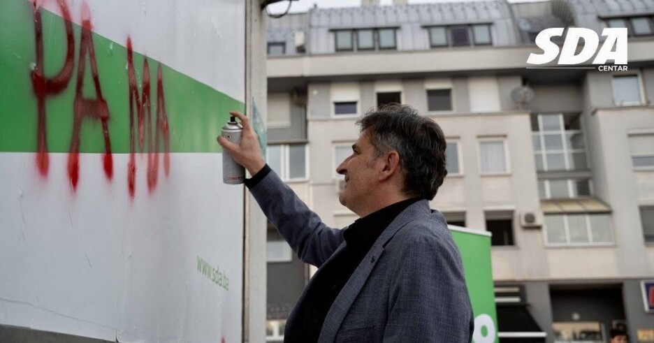 Sprej je uzeo i Faruk Kapidžić te je dopisao dopunsku parolu za izbore koje koristi KO SDA Sarajevo