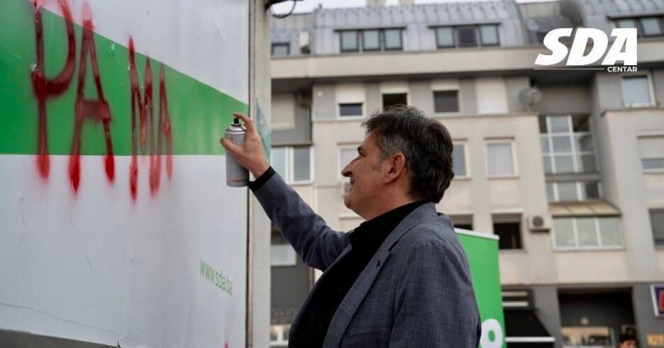 Sprej je uzeo i Faruk Kapidžić te je dopisao dopunsku parolu za izbore koje koristi KO SDA Sarajevo