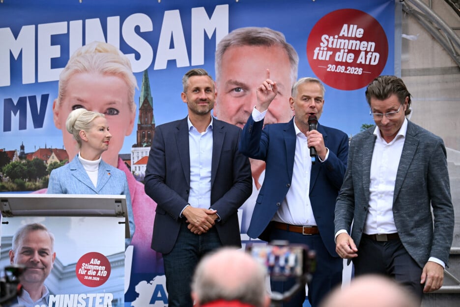 Leif-Erik Holm, kandidat krajnje desničarske Alternative za Njemačku (AfD) za premijera pokrajine, obraća se prisutnima na završnom predizbornom skupu pored Petre Federau i Ulricha Siegmunda (Foto: Reuters)