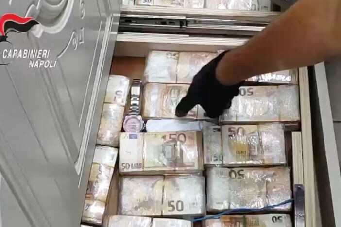 Gotovina je bila u svežnjevima novčanica od po 50 eura (Foto: Carabinieri)