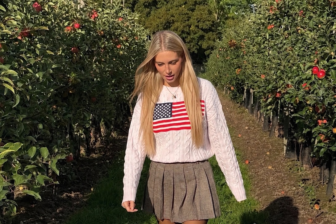 Susubelle Kolašinac pokazala outfit idealan za jesen: Pleteni džemper, karirana suknja i gumene čizme
