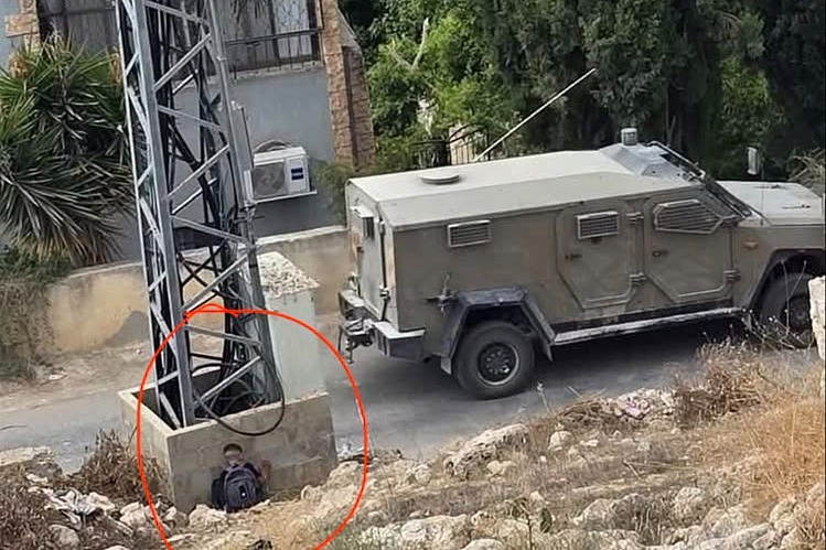 Srceparajuća slika sa Zapadne obale: Dječak se iza stuba krije od izraelskih okupacionih vojnika