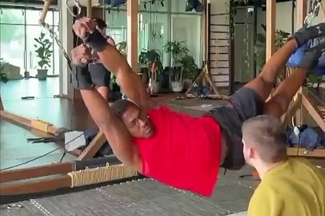 Joshua trenira uz spravu za istezanje drevnih kozačkih ratnika, priprema se za borbu protiv Furyja