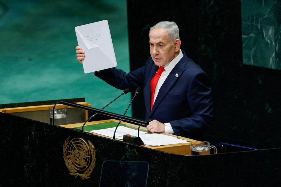 Izraelski premijer Benjamin Netanyahu pokazuje Starlinkov uređaj tokom obraćanja u Generalnoj skupštini UN-a (Foto: Reuters)