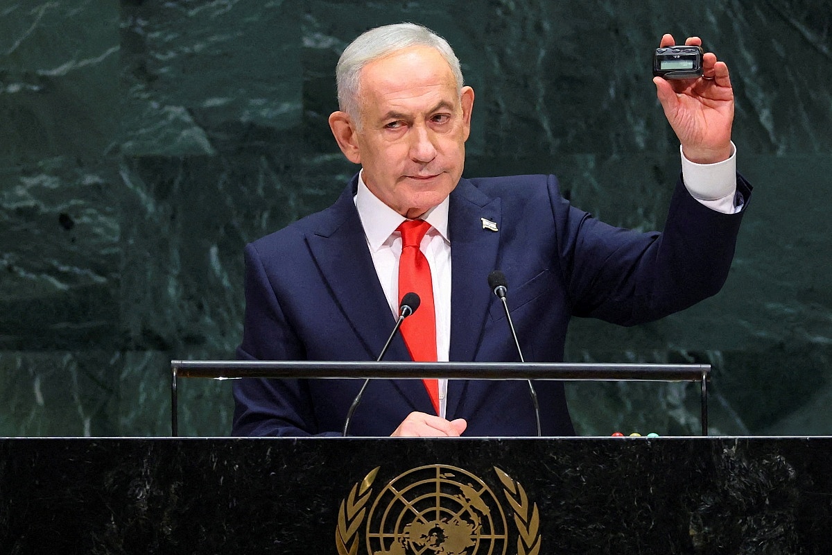 Teatralno obraćanje Netanyahua: Pokazivao pejdžer i Starlinkov uređaj, negirao genocid u Gazi i optuživao druge